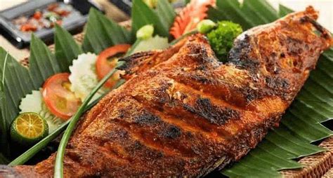  Ikan Bakar: Bir Deniz Mahsulü Şöleni ve Baharatların Uyumlu Dansı!