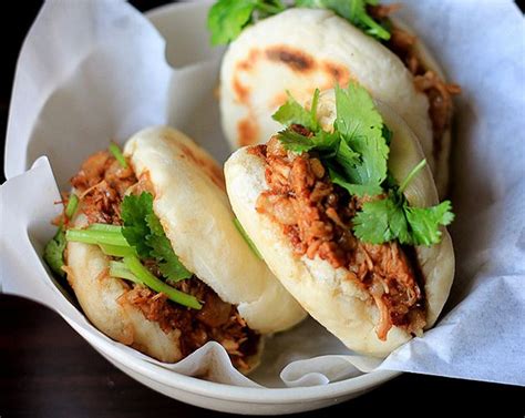  Xi'an Rou Jia Mo:  A Symphony of Tender, Shredded Pork Belly Melted within Pillowy Flatbread!