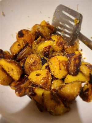  Yukon Gold Potatoes Roasted With Rosemary and Garlic: A Symphony of Rustic Flavors and Aromatic Herbs!