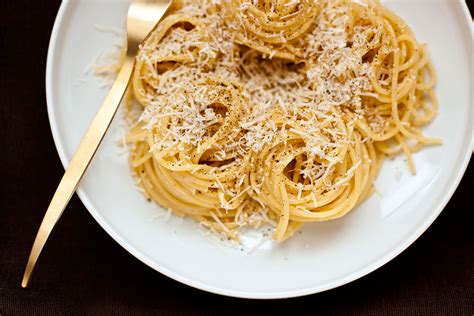  Cacio e Pepe: Yoğun, Peynirli Bir Roma Lezzeti!