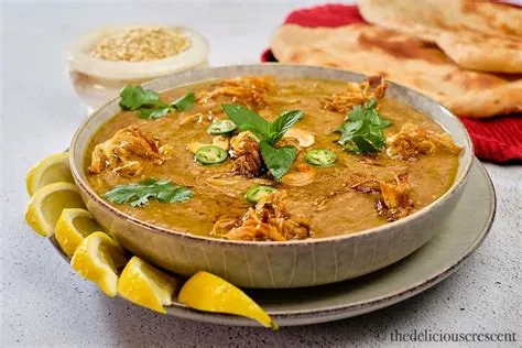  Hyderabadi Haleem - A Velvety Symphony of Spices and Textures that Will Dance on Your Tongue!