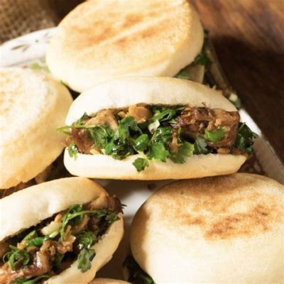  Xi'an Rou Jia Mo:  Spice-Infused Pork Belly Meets Pillowy Flatbread in a Culinary Symphony!